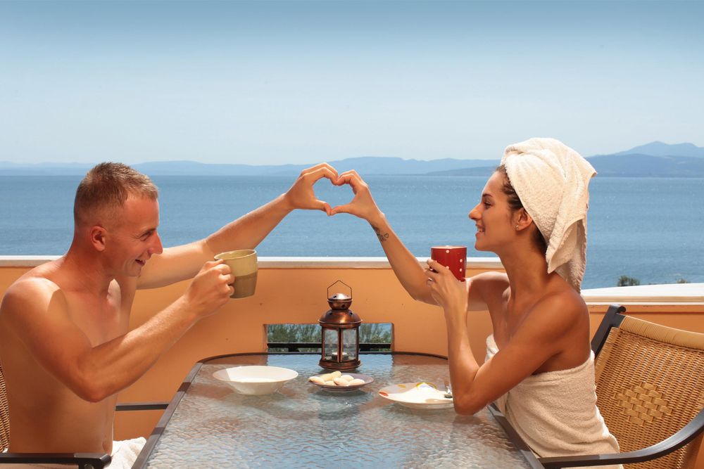 large_couple_summer_love.jpg