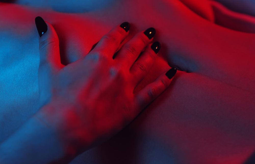 large_woman-hand-slender-tummy-close-up.jpg